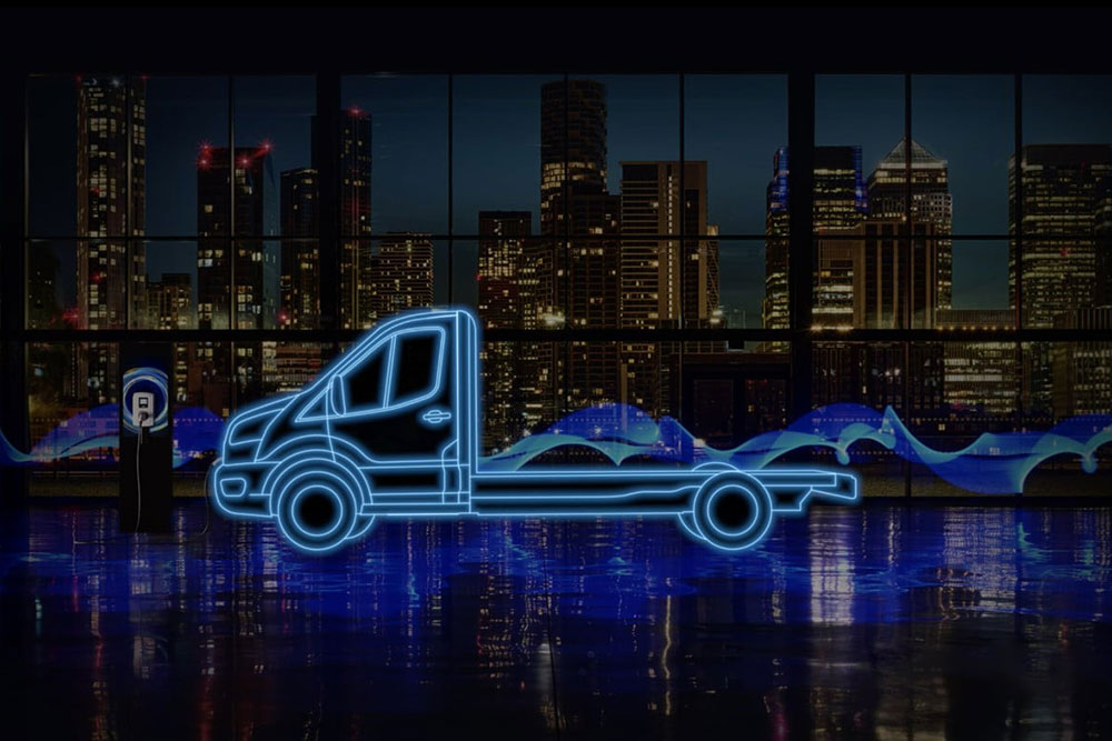 Il profilo neon blue di un Ford E-Transit Chassis Cab e una stazione di ricarica con una città sullo sfondo.