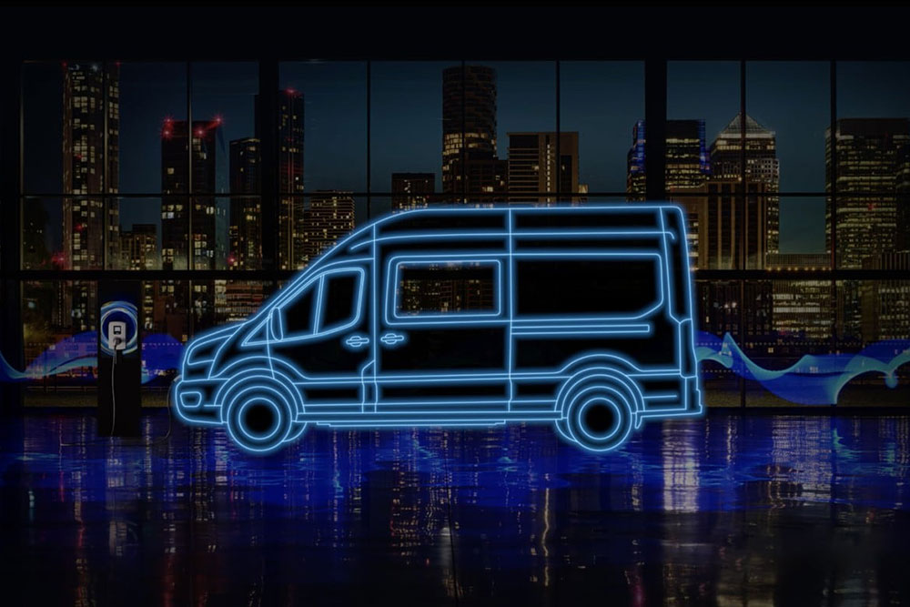 Il profilo neon blue di un furgone a doppia cabina Ford E-Transit e una stazione di ricarica con una città sullo sfondo.