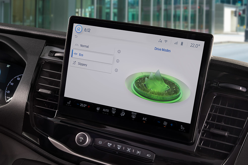 Cruscotto di un furgone elettrico Ford E-Transit con le modalità di guida mostrate sul touchscreen.
