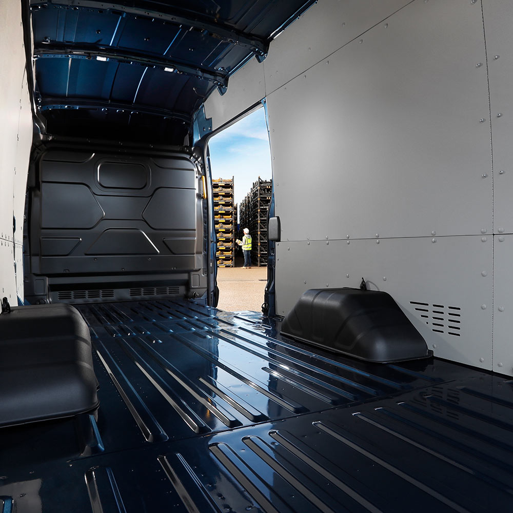 L'interno di un furgone elettrico Ford E-Transit con lo spazio di carico vuoto.