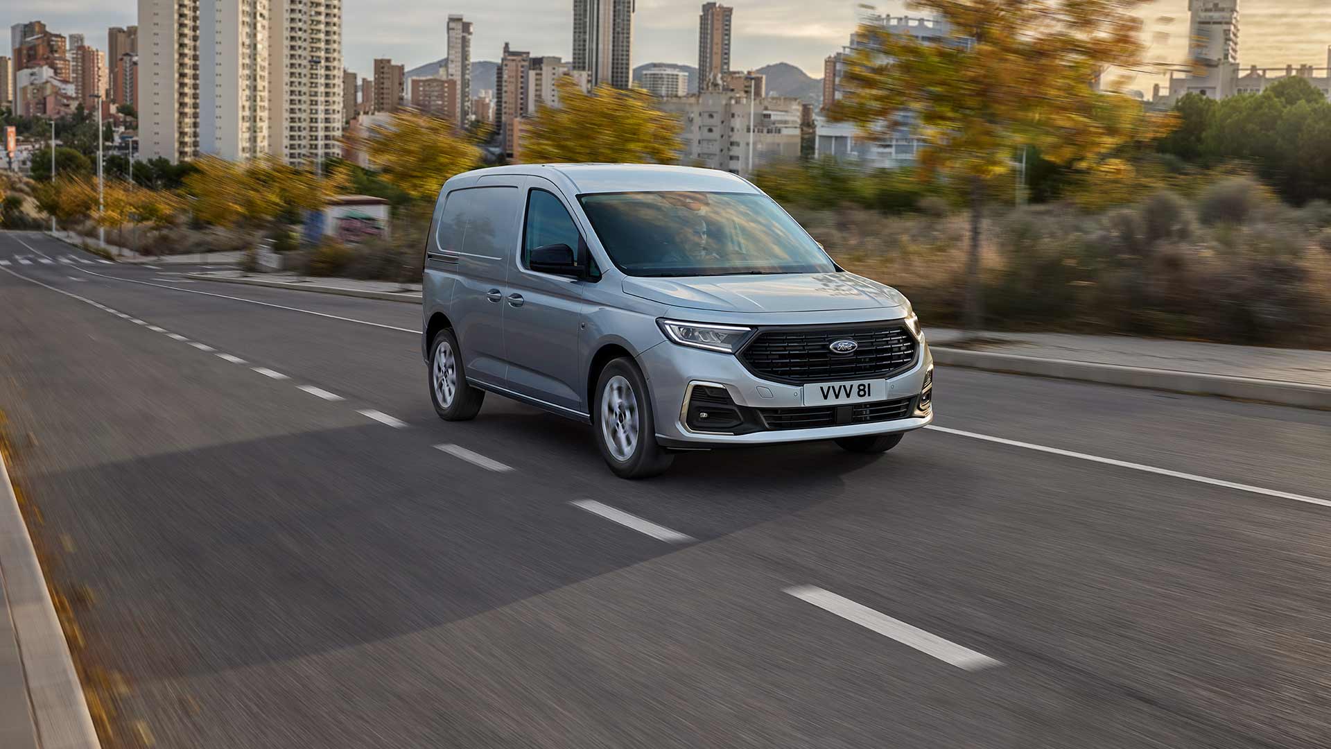 Contorni cromati dei fari antinebbia e dei fari automatici di un Ford Transit Connect in città.