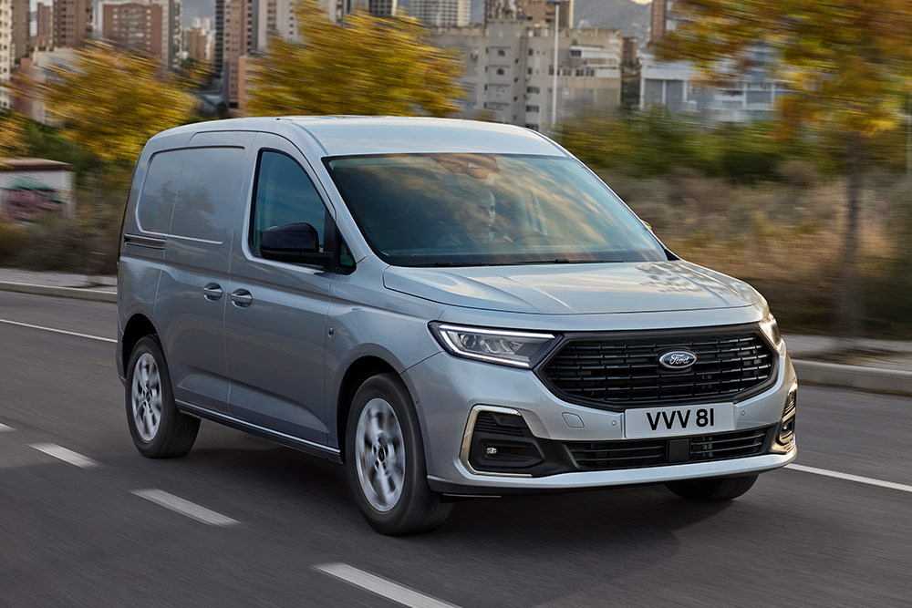Contorni cromati dei fari antinebbia e dei fari automatici di un Ford Transit Connect in città.