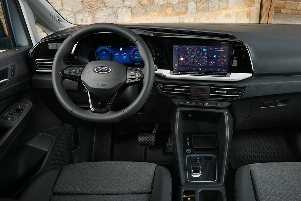 Interni di un Ford Transit Connect: cruscotto, volante, quadrante digitale e touchscreen da 10".