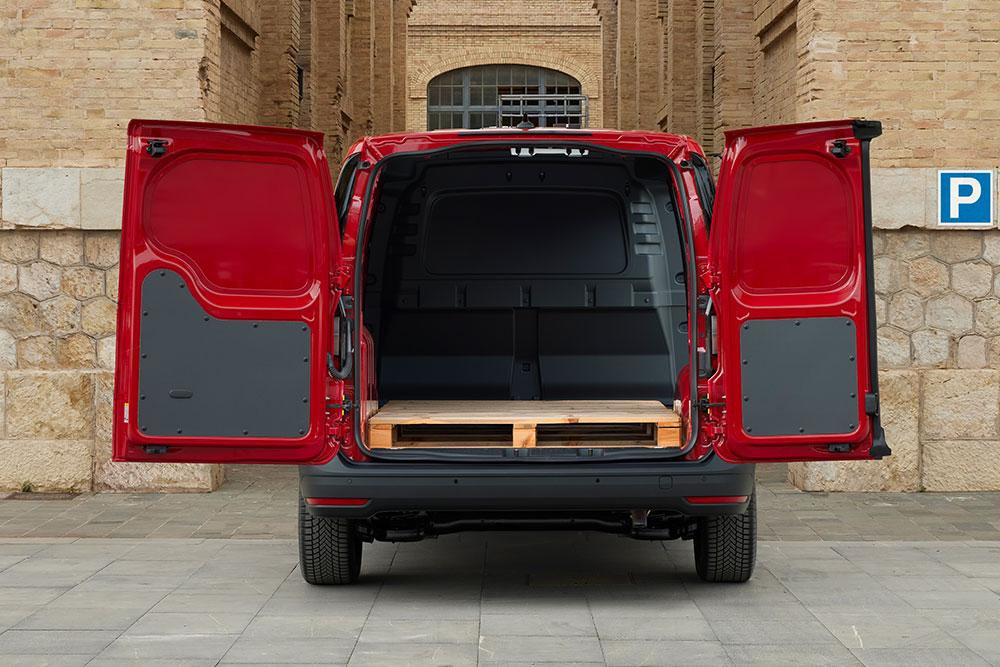 Visuale posteriore di un Ford Transit Connect con il portellone aperto carico di materiale edilizio.