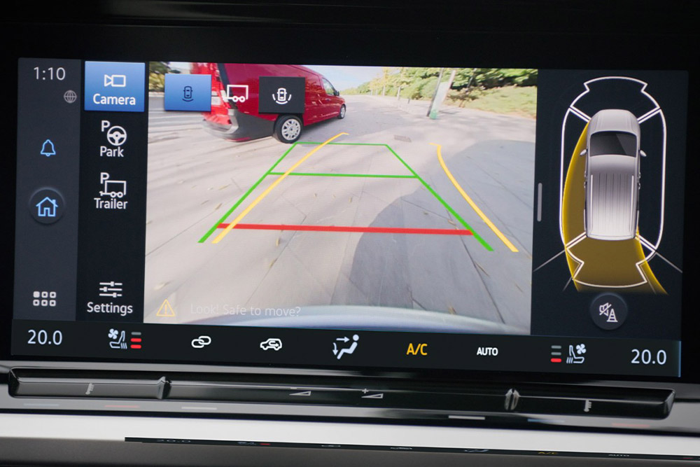 Touchscreen da 10" con telecamera posteriore e Pro Trailer Backup Assist in azione.