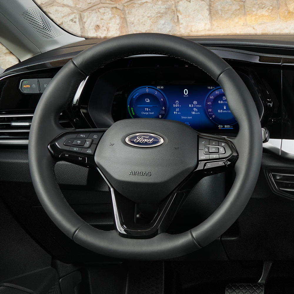 Interni di un Ford Transit Connect: volante e quadro degli strumenti digitali da 10".