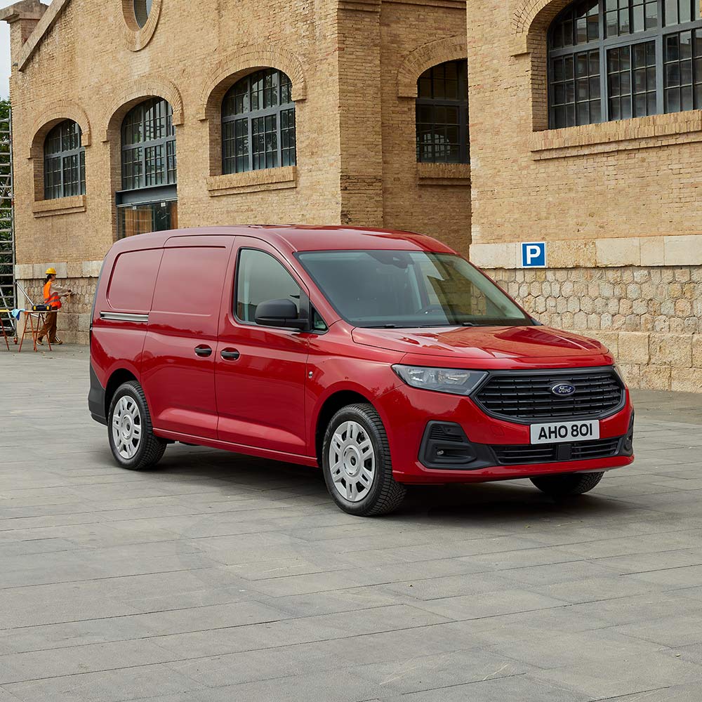 Visuale della griglia frontale e dei fari automatici di un Ford Transit Connect Trend versione Lava Red.