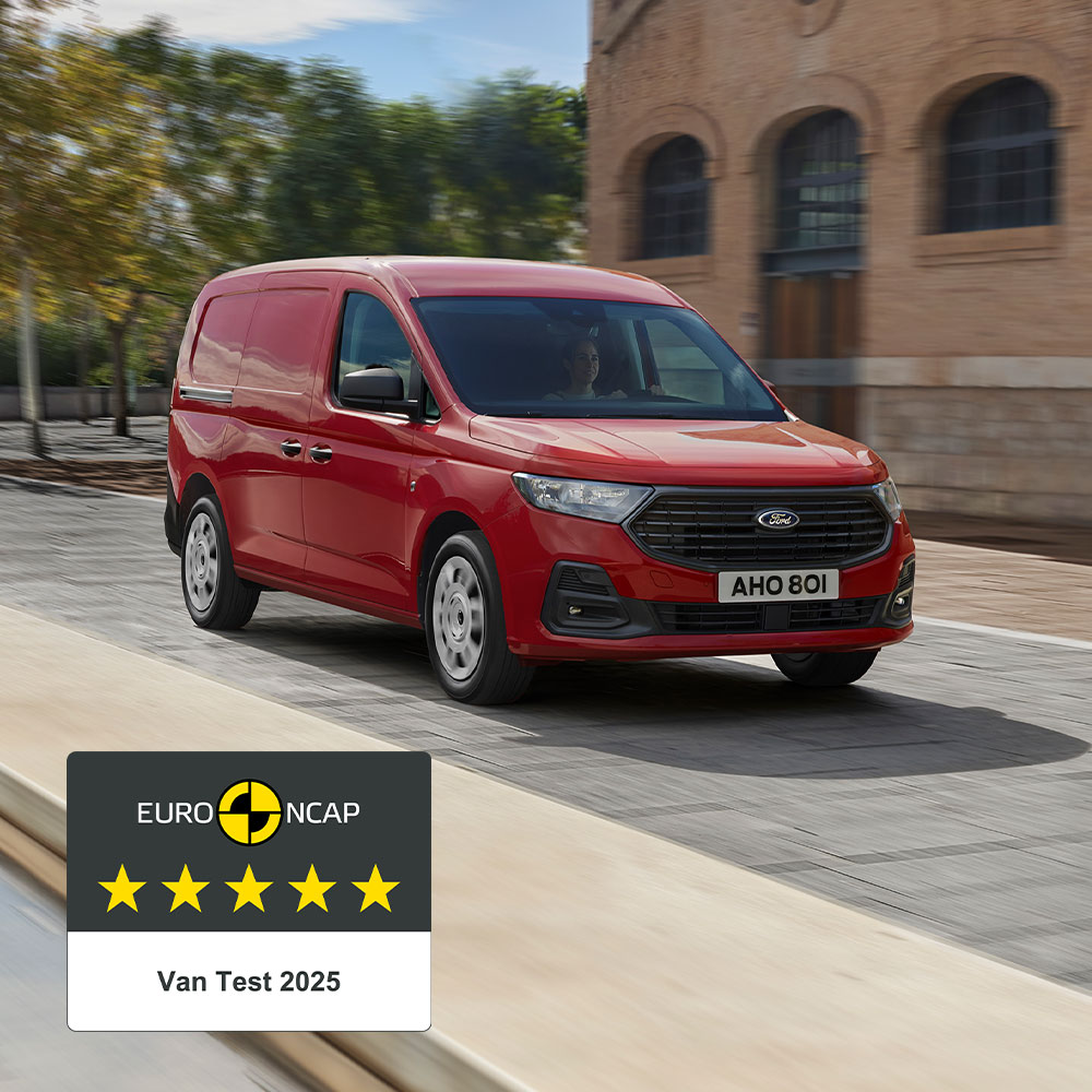 Visuale della griglia frontale e dei fari automatici di un Ford Transit Connect Trend versione Lava Red.