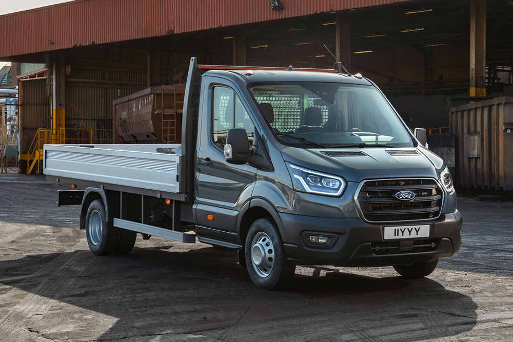 Ford Transit Chassis parcheggiato in una zona industriale.