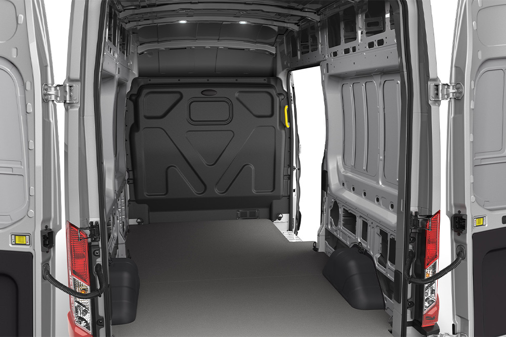 Vista interna di uno spazio di carico vuoto in un furgone Ford Transit.