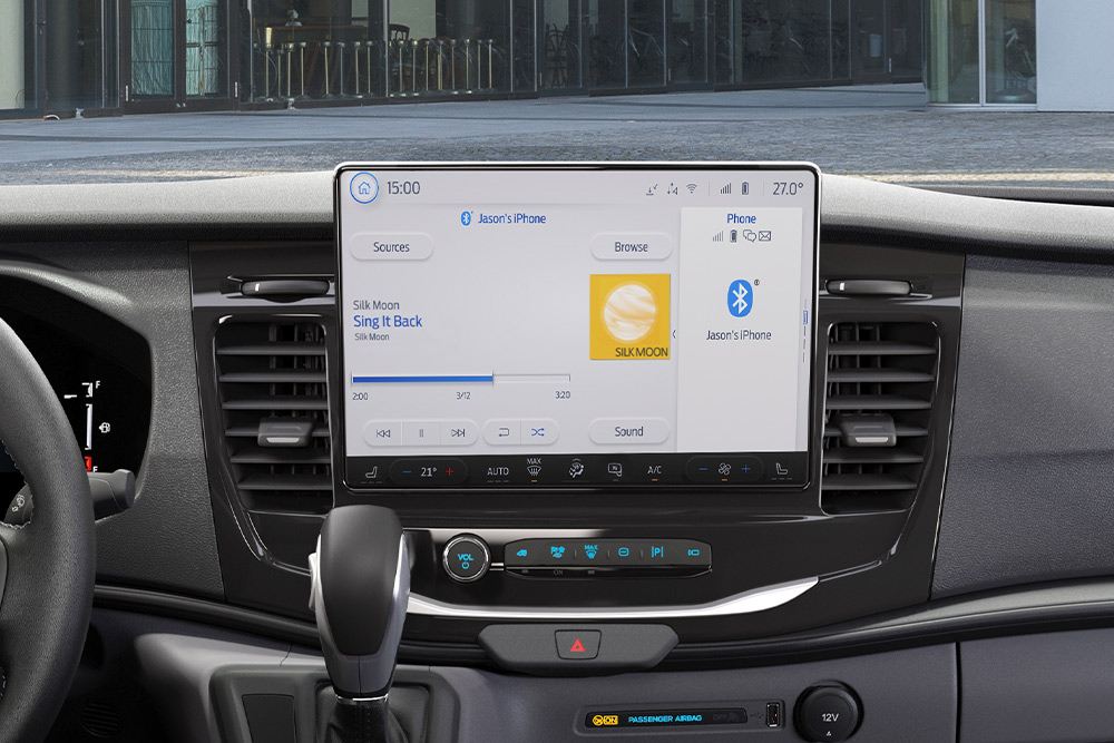 Cruscotto di un Ford Transit Combi con touchscreen da 8" SYNC® 3.