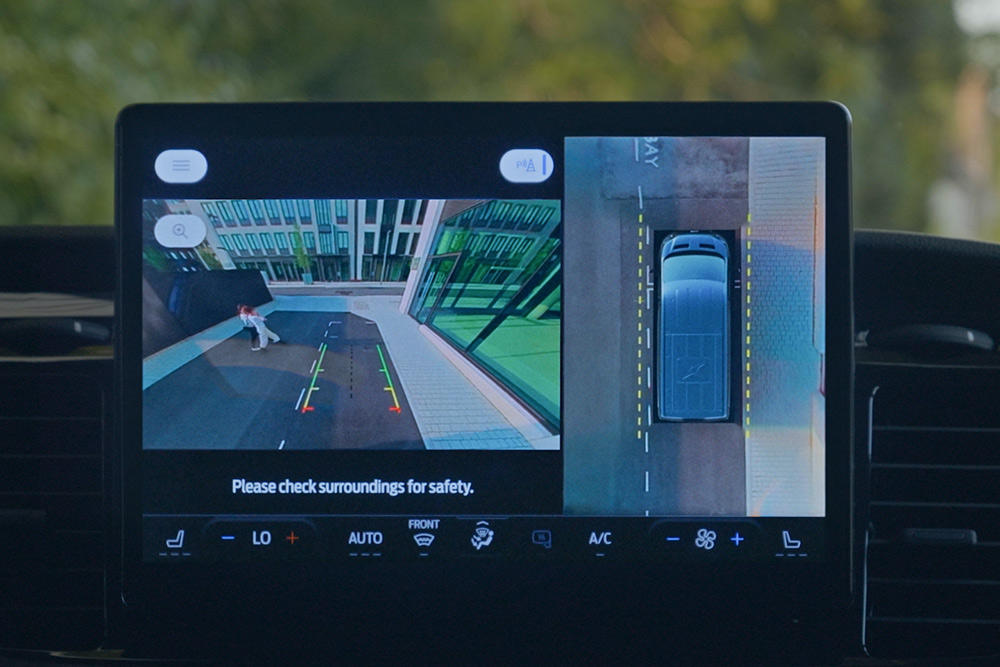 Touchscreen SYNC 4 che mostra la visuale della telecamera a 360°.