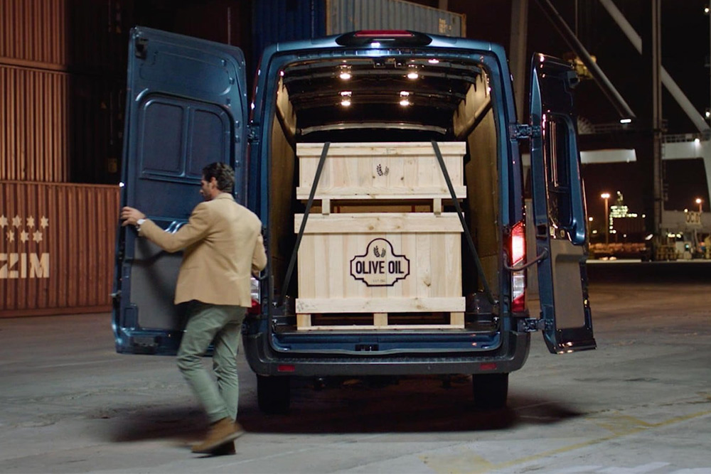 Furgone Ford Transit con le porte posteriori aperte e del carico all'interno.