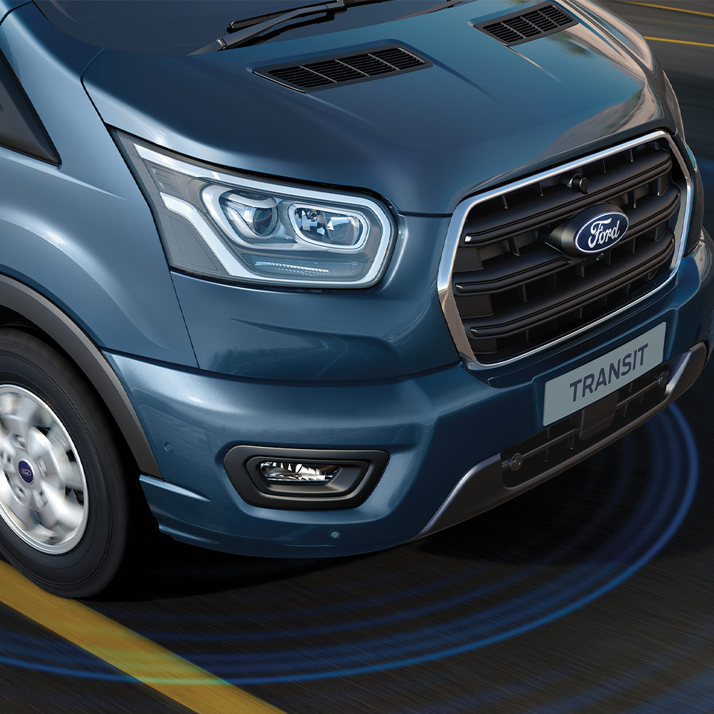 Furgone Ford Transit versione blu con le strisce blu sulla strada che segnalano l'utilizzo di Sistemi di assistenza alla guida.