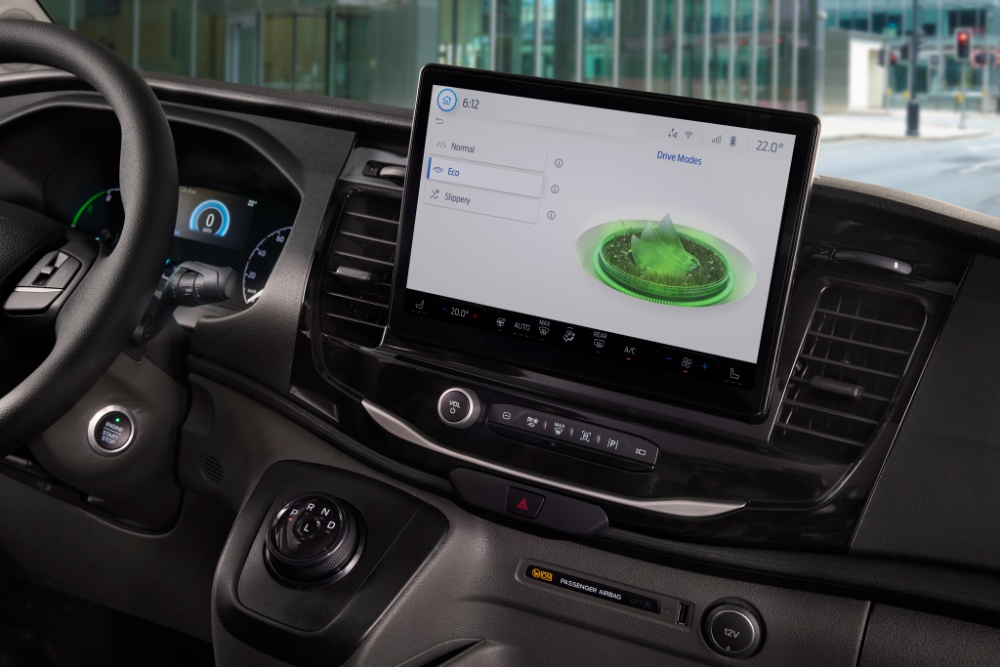 Cruscotto di un furgone Ford E-Transit con le modalità di guida mostrate sul touchscreen.
