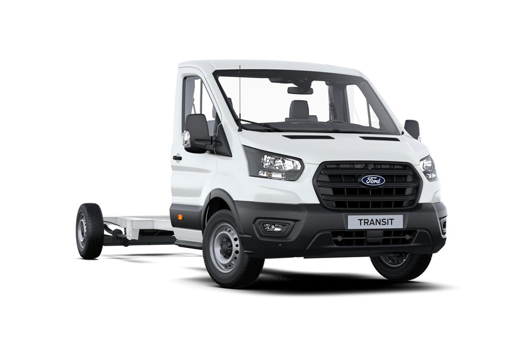 Furgone Ford Transit Chassis Skeletal bianco su sfondo bianco.