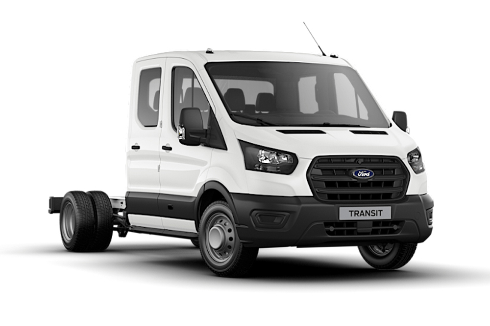 Furgone Ford Transit Chassis a doppia cabina bianco su sfondo bianco.