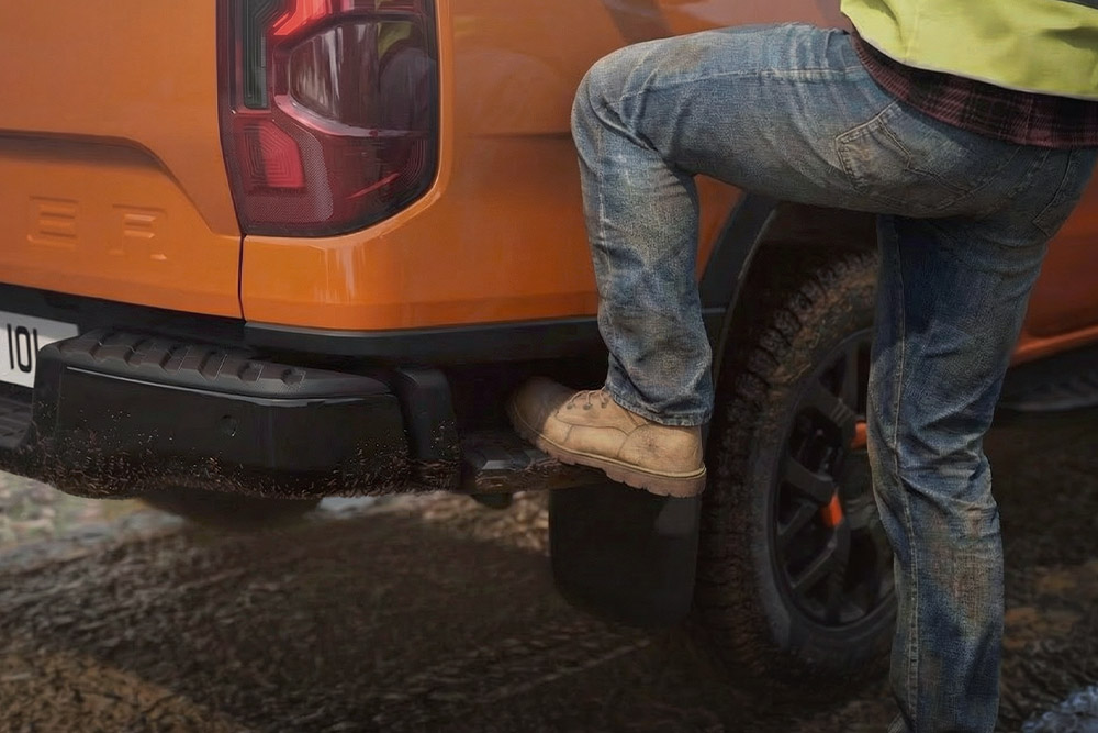 Un lavoratore sale sul gradino posteriore integrato del Ford Ranger Wildtrack.
