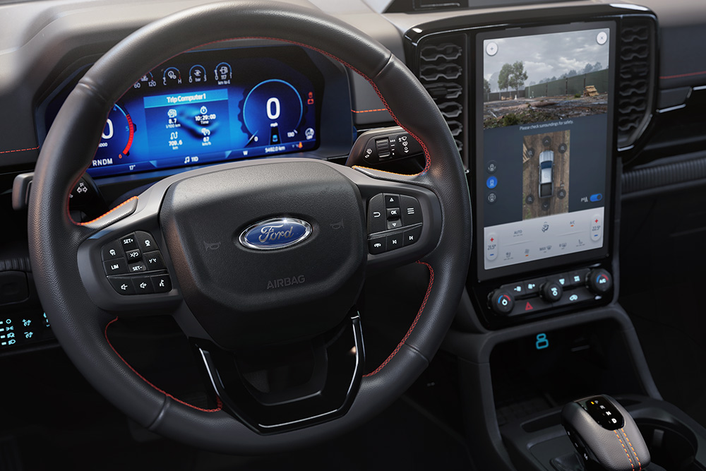 Vista degli interni del Ford Ranger Wildtrak che mostra il volante, la console centrale del SYNC™ 4 con touchscreen da 12 pollici.
