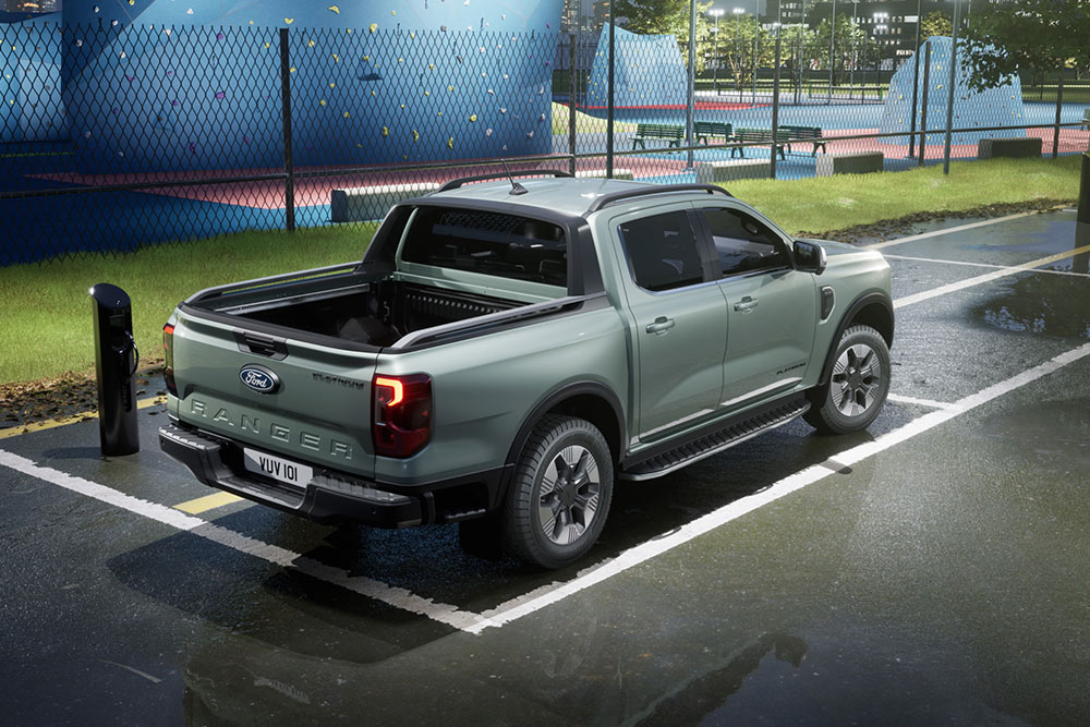Ranger grigio parcheggiato accanto a un centro sportivo colorato.