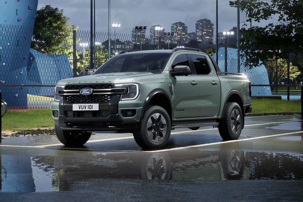 Ford Ranger PHEV grigio parcheggiato in un paesaggio urbano al tramonto.
