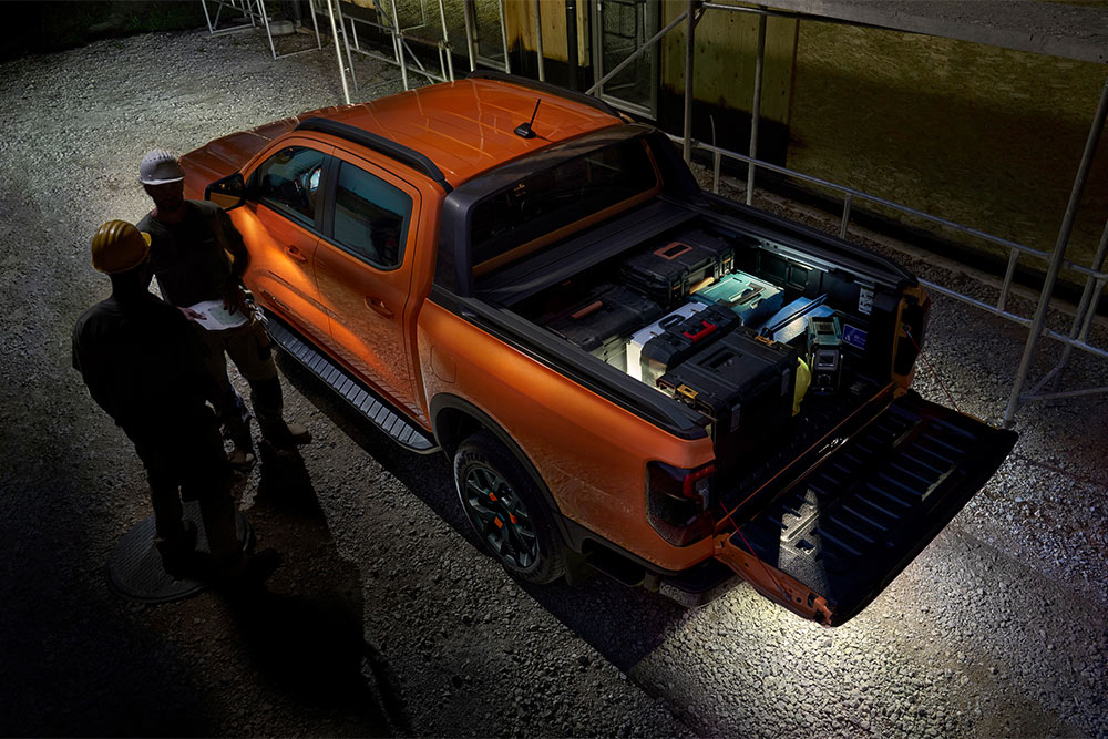 Vista dall'alto del Ford Ranger Wildtrak arancione di notte con illuminazione esterna Zone Lighting.