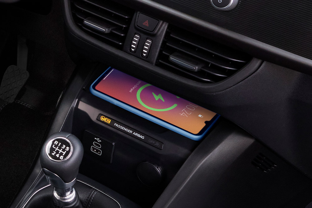 Ricarica wireless di un telefono nel Nuovo Ford Transit Courier