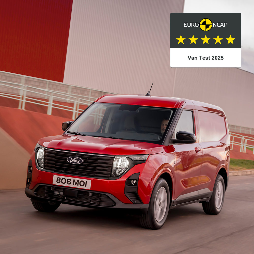 Nuovo Ford Transit Courier Van rosso alla guida