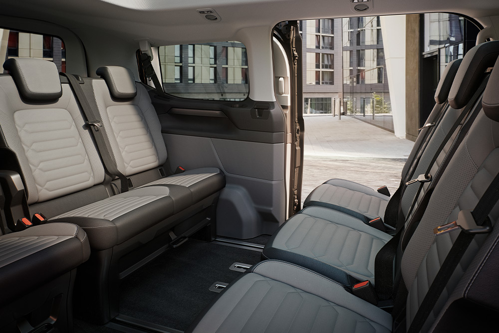 Interno di un Ford Pro Transit, che mostra i suoi sedili in pelle.
