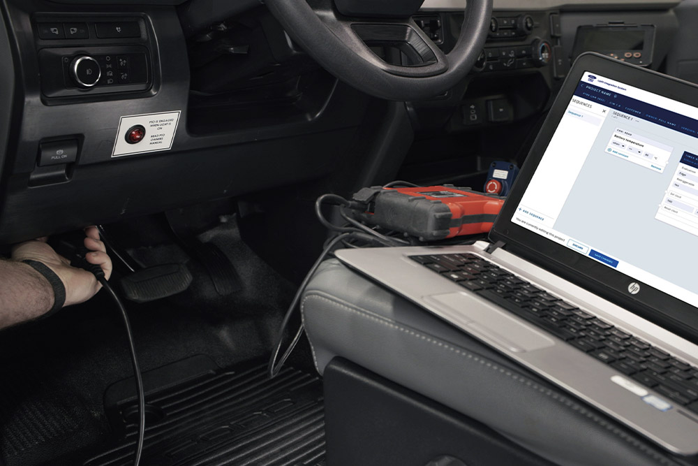 Vista ravvicinata di un laptop collegato al cruscotto di un veicolo Ford.