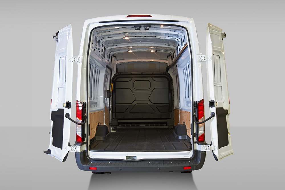 Vista posteriore dell'interno di un furgone Ford Pro Transit bianco.