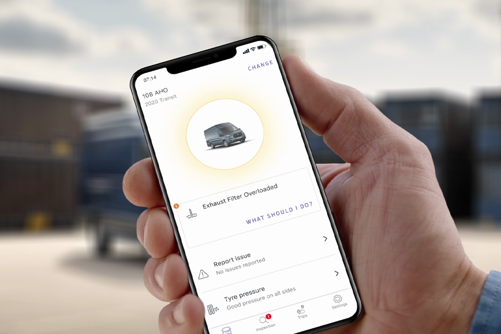 Una mano che tiene un dispositivo mobile, mostrando l'app Ford Telematics Drive.